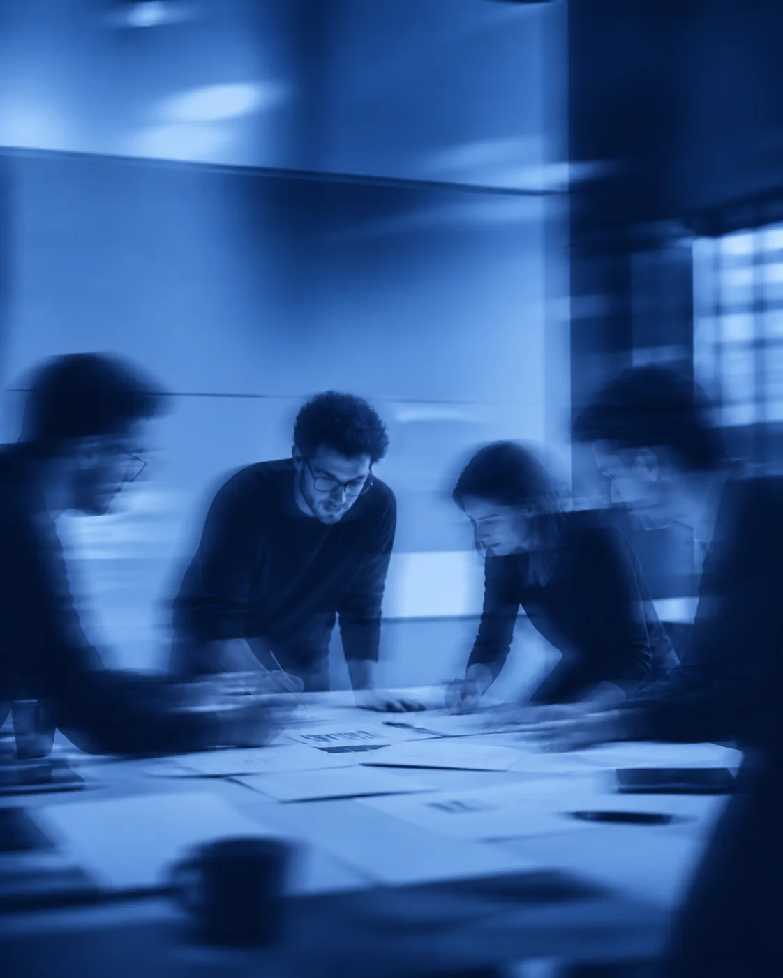 A collaborative INFIQO team working together around a table